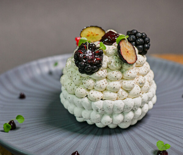 Pâtisserie Pavlova aux Fruits Noirs - Théo Chereau Pâtisserie - La Rochelle